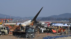 Najmladší na palube zničeného lietadla mal len tri roky. V Kórei havaroval Boeing so 181 pasažiermi, prežili dvaja