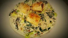 Plnené kostené kuracie stehno s parmezánom a píniovými orieškami