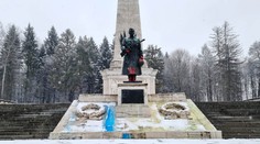 Vandal natrel farbami Pamätník sovietskej armády vo Svidníku za desať minút maliarskym valčekom