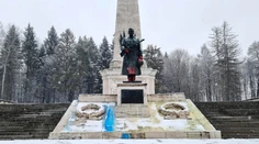 Vandal natrel farbami Pamätník sovietskej armády vo Svidníku za desať minút maliarskym valčekom