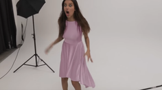 Unikátne šaty dokážu meniť farbu. Je to fejk?