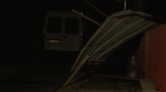 Počasie poriadne vyčíňalo: Rodine odtrhlo strechu a letiaci komín im poškodil auto