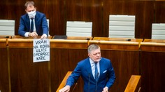 VIDEO: Slovná prestrelka pre Matovičov plagát. Lepšie byť mafián ako plagiátor, zakontroval Fico