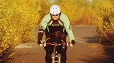 Arcibiskup Bezák ako ste ho ešte nevideli. V titulnej skladbe z filmu