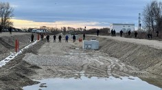 VIDEO: Na miesto v Petržalke, kde našli mŕtveho muža len v ponožkách, sa vrátilo množstvo policajtov