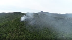 Na východe Slovenska horí les. Hasiči zasahujú medzi obcami Krásnohorské Podhradie a Drnava