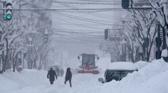 VIDEO: V Japonsku napadalo rekordné množstvo snehu. Autá zakryla biela perina a ľudia sa v nej brodili po pás