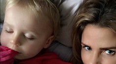 Modelka pobúrila Britov. Dcérke nechala urobiť to, čo je u nás bežné