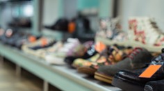 SOI upozorňuje na tieto topánky. Po krátkom čase sa rozpadnú