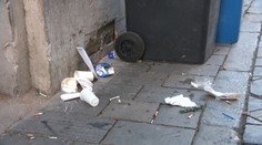 Miesto vône punču smrad z moču a smetí. Vitajte na vianočných trhoch