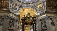 Nahý muž vyskočil na oltár v Bazilike svätého Petra a protestoval proti vojne