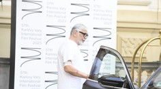 Z týchto záberov trhá srdce. Herecká legenda prišla na festival s kanylou v ruke