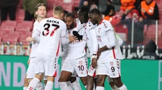 Šatka zmenil európsku históriu tureckého klubu. Fiorentina prežila s Poliakmi šokujúce chvíle