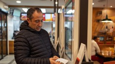 Kiosk vo fast foode sa zákazníka opýtal otázku, ktorá ho rozzúrila. Ľudia neverili vlastným očiam