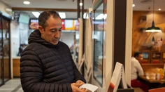 Kiosk vo fast foode sa zákazníka opýtal otázku, ktorá ho rozzúrila. Ľudia neverili vlastným očiam