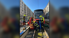 Po zrážke ostal 24-ročný chodec zakliesnený pod električkou, vyslobodili ho hasiči
