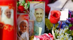 Stav pápeža zostáva stabilizovaný. Naďalej mu podávajú kyslík