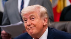 Trump zverejnil ďalšie AI video: Známeho moderátora v ňom hádže do smetného koša