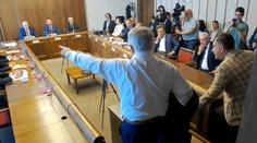 Rozruch na zahraničnom výbore. Radačovský si vyzliekol sako a vyzval poslanca, aby odišiel oknom