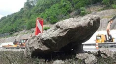 Pri Zvolene sa zrútili skaly na R2 a zablokovali dopravu