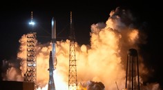 OBRAZOM: Bezosova raketa splnila svoj hlavný cieľ, návrat prvého stupňa na Zem sa nevydaril