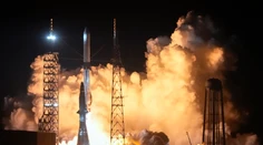 OBRAZOM: Bezosova raketa splnila svoj hlavný cieľ, návrat prvého stupňa na Zem sa nevydaril