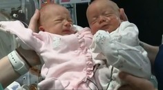 Nevídaná udalosť, dvojičkám pomohli na svet dvojičky
