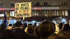 Zatiaľ, čo bolo v parlamente rušno, ľudia vyšli do ulíc. V centre Bratislavy sa konal pochod za právny štát