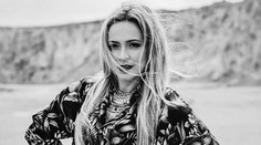 Dominika Mirgová má nový klip. Do očí vám udrie sporo odetá známa čiernovláska