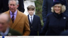 Z chlapca z kráľovskej rodiny je statný muž. Táto fotka sa Alžbete II. nebude páčiť