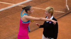 VIDEO: Karolíne Plíškovej praskli nervy. Rozhodkyni za chybu rozmlátila stoličku