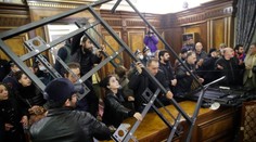 OBRAZOM: Nevzdáme sa našej krajiny! Kričali Arméni po kapitulácii a vtrhli do parlamentu