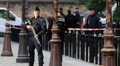 Tragédia vo Francúzsku: Štyri deti a jedna žena zomreli po útoku nožom na predmestí Paríža