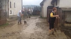 Hybe po prietrži mračien. Voda z poľa sa valila dedinou