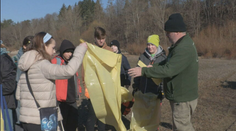 Liptovskú Maru prišlo čistiť rekordné množstvo ľudí. Zapojili sa školáci aj kadeti vojenskej akadémie