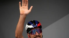 Peter Sagan musel po páde meniť bicykel, ôsmu etapu vyhral Wout van Aert