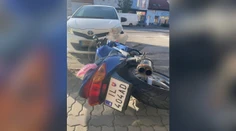 FOTO: Mladík bez vodičáku unikal polícii na motorke s falošnou ŠPZ. Divokú jazdu ukončila nehoda