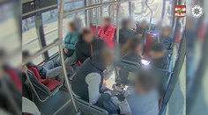 VIDEO: Dráma v električke. Muž napadol školáka a zobral mu mobil