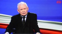 Roztržitý Kaczynski: Najskôr si pomýlil termín kongresu, potom prišiel v dvoch rôznych topánkach