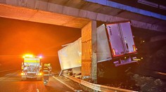 Hrozivá nehoda pred Bratislavou. Kamión narazil do odstaveného auta a skončil zakliesnený pod mostom