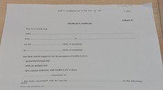 Praktiky niektorých lekárov: Za potvrdenie o prekonaní COVID-u v cudzom jazyku si pýtajú aj 50 eur