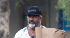 Mel Gibson sa zmenil na nepoznanie. Pri mladej frajerke vyzerá ako dedo