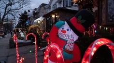 Tajomný Santa obdaroval stovky ľudí v Edmontone. Pred dverami im zanechal obálku so štedrou sumou