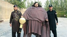 Skutočný Herkules! Pozrite sa, čo dokáže s autom a traktorom silák z Pakistanu