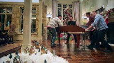 Ako dokážu hrať štyria muži na jednom klavíri? Tak, že budete zízať