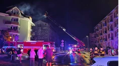 VIDEO: Blesk zasiahol strechu bytovky, tá okamžite začala horieť. Ľudí museli evakuovať