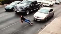 Vysoké opätky, mobil v ruke a cesta plná áut. To sa nemohlo dobre skončiť