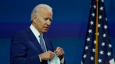Biden Američanov požiadal, aby v boji s koronavírusom nosili rúška