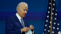 Biden Američanov požiadal, aby v boji s koronavírusom nosili rúška