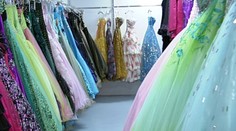 Ako si vybrať správne plesové šaty